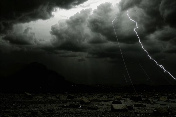 Вихрь («Вихрь несется, точно кречет…»)