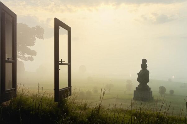 «На ржавых петлях открываю ставни...»