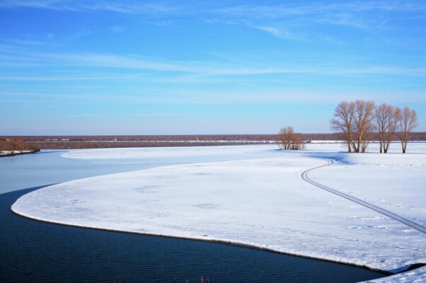 «Уводит поворот реки...»