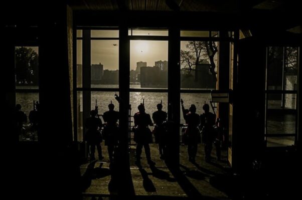 Последняя любовь («Вот, под окном идут солдат…»)