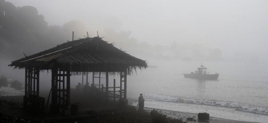 «Уже вечереет... Спустился туман...»