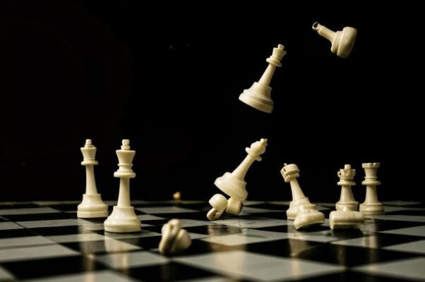 «Ладья упала за кровать...»