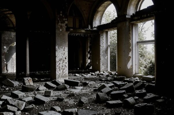 «В пустынный парк через стены пролом...»