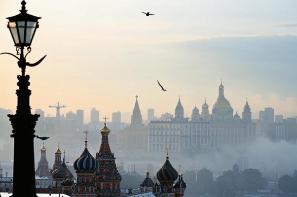 «Кремлевская стена, не ты ль взошла…»