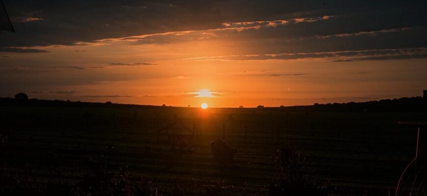 Вечерняя заря («Полоска дня все уже, уж…»)
