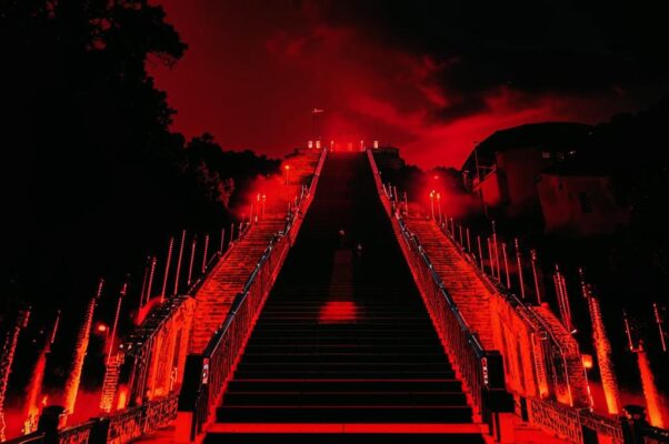 «Покраснели и гаснут ступени...»