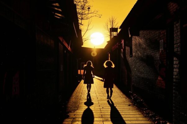 «Две девочки. Одна с косой тугой...»