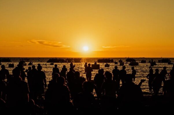 «Закат. Волна. Толпа. Печаль...»