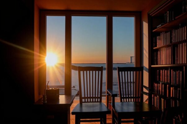 «Окно, рассвет... Едва видны, как тени...»