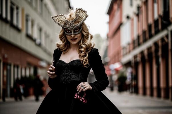 «Маска открыла блестящие зубы...»