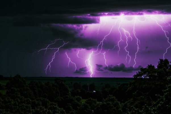 «Вдали негромко начинает гром...»