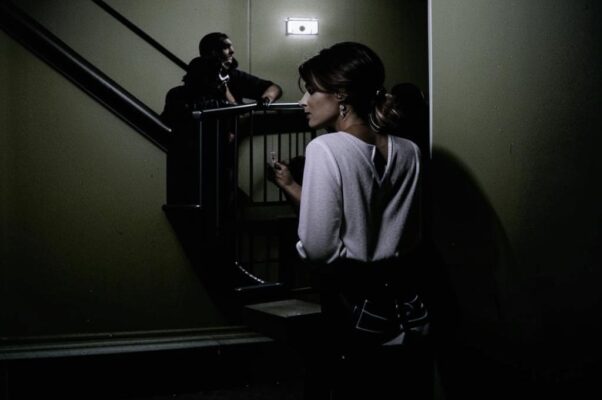 «У черной лестницы согреет...»