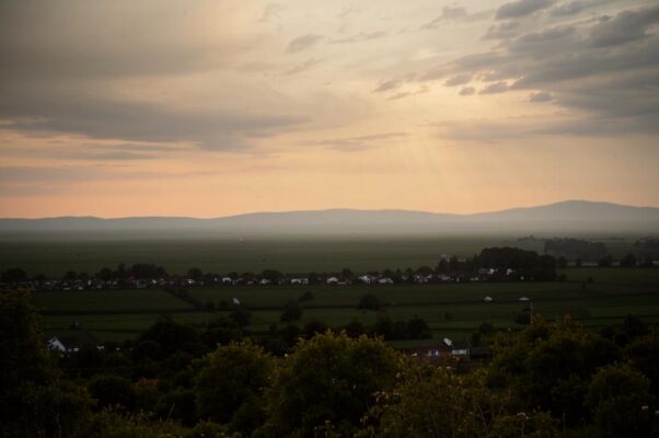 «Неуловимый свет разлился над землею...»