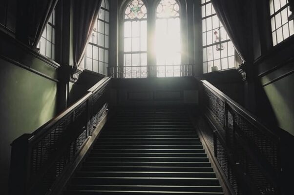 «В четвертом этаже играют Баха...»