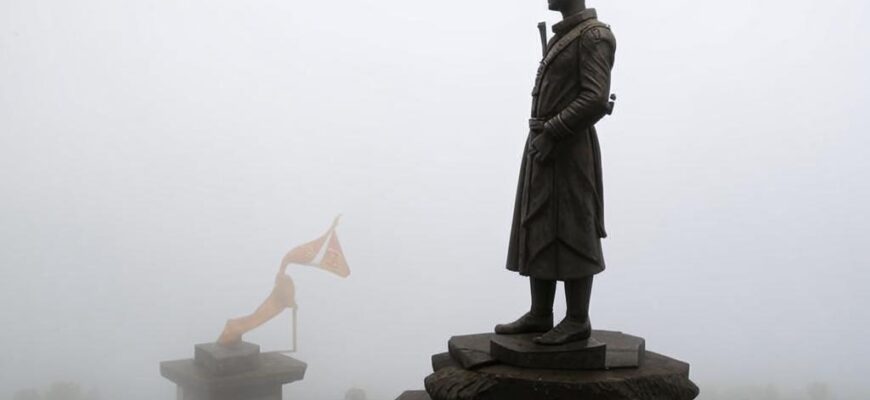 «...А там, на цоколе гранитном, сдвинув...»