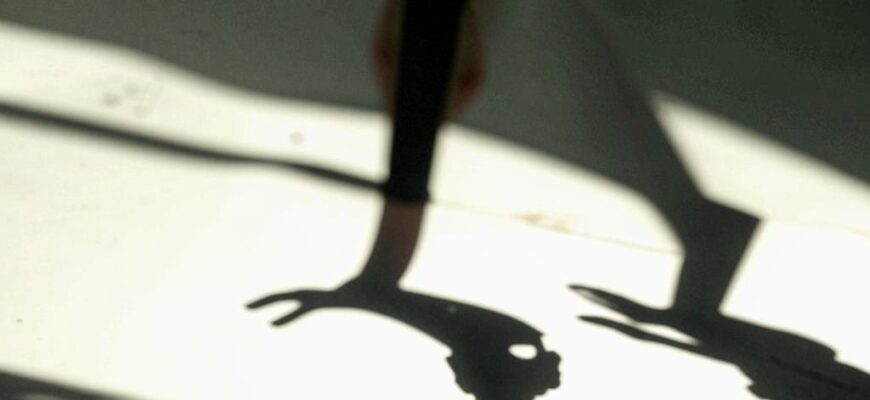 «Из дома в дом проходит то, чему названья...»