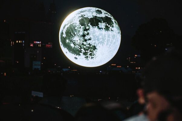 «Луна проснулась. Город шумный...»