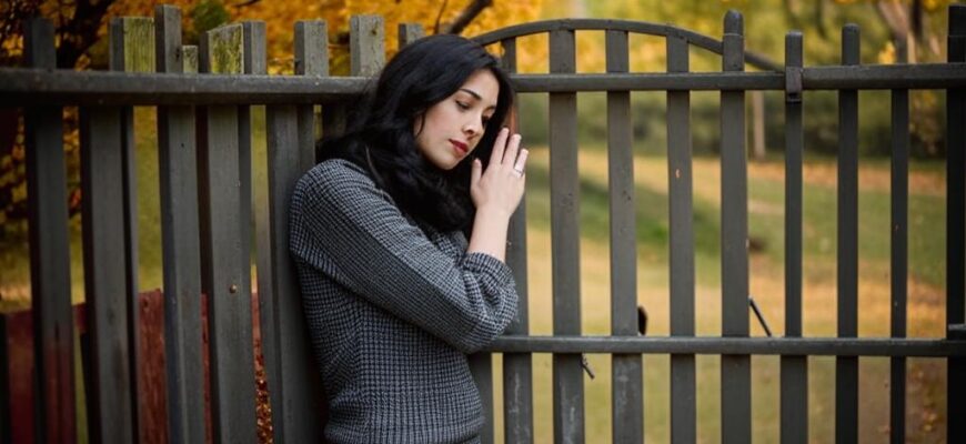 «Приникла к ограде глухой...»