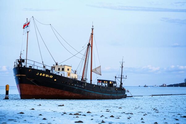 «Поздней осенью из гавани...»