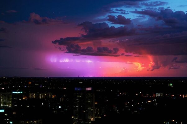 Перед грозой («Закат горел в последний раз…»)