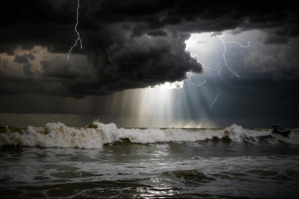 «Срывает с эхо буря все покровы...»