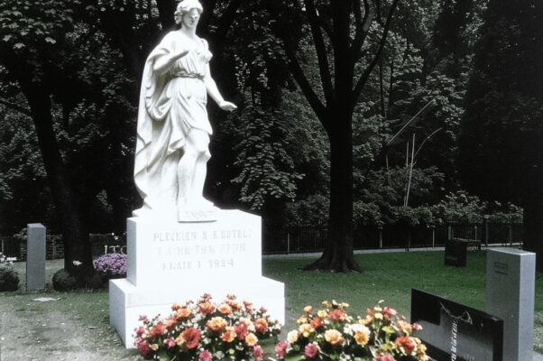 «О, сделай статуей звенящей...»