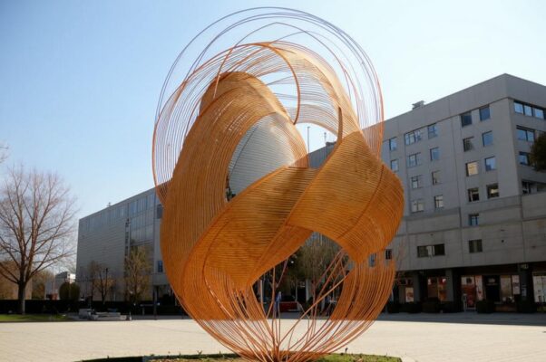 «Один средь мглы, среди домов ветвистых...»