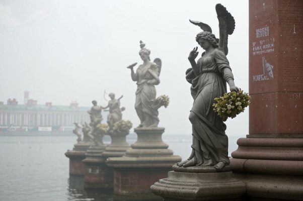 «У милых ног венецианских статуй...»