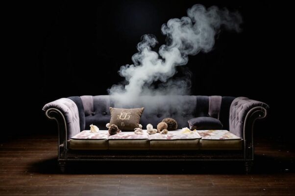 «Уж сизый дым влетает в окна...»