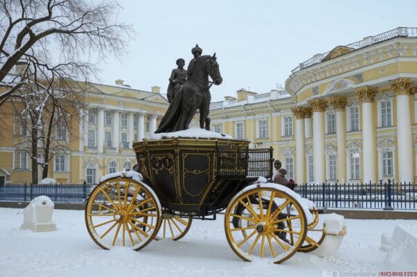 Петербург («Петербург!  Бежит передо мно…»)