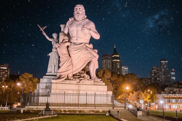 Ночной дозор («Когда в городе гаснут праздники…»)