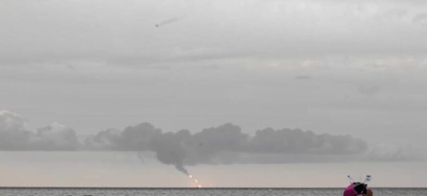 «Был серый день, и серое дымилось море...»