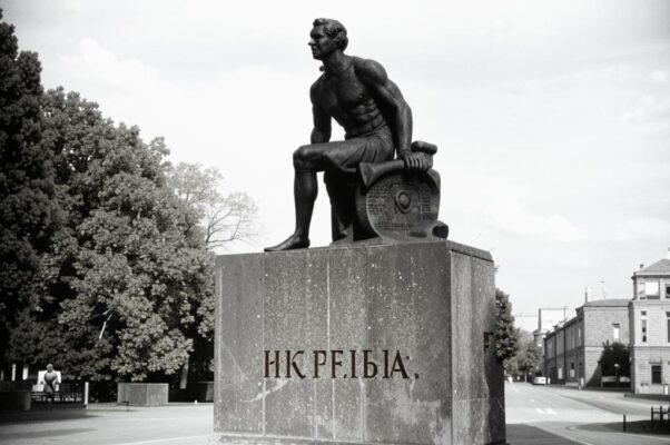 «Ежели ты праведник, прохожий...»