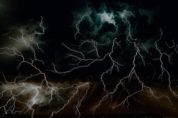 В грозу («Небо насупилось тучами черными…»)