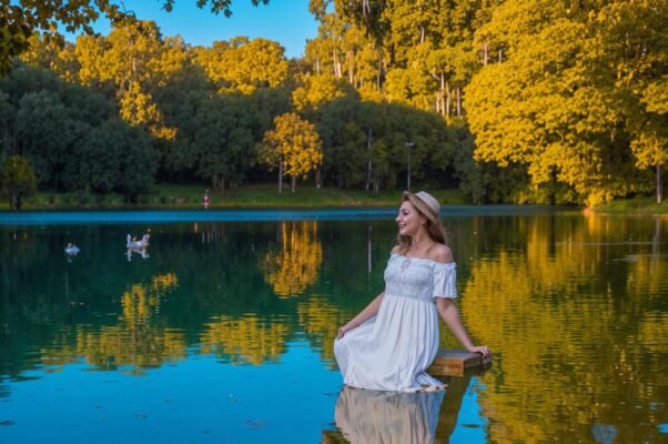 «Мы в аллеях светлых пролетали...»
