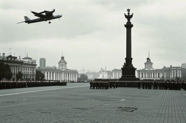 Начало («На площади, помню, квадраты парад…»)