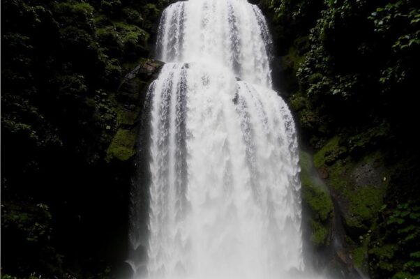 Водопад («Алмазна сыплется гор…»)