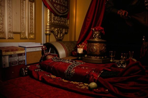 Целение Саула («Хор смолк.  Монарх челом своим с одра склонилс…»)