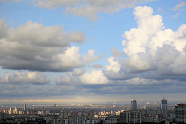 «Там ветер сквозной и колючий...»