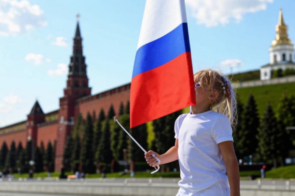 Поминки («Как будто дверь в сарай хозяйственный открыли…»)