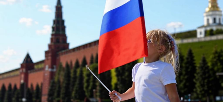 Поминки («Как будто дверь в сарай хозяйственный открыли…»)