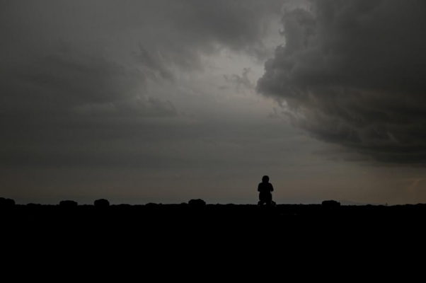 После чтения газет («Над миром туча всё висит…»)