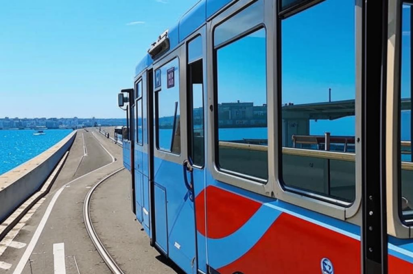 «Отражая волны голубого света...»