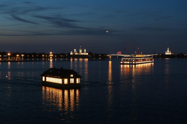 «Поблекшим золотом, холодной синевой...»