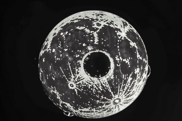 «месяц цинковый смотрит в окно...»