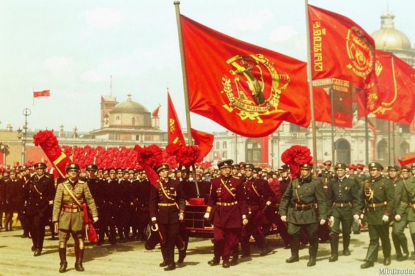 «Огонь и розы на знаменах...»