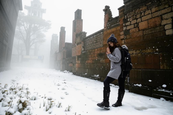 «За мною мир в развалинах суров...»