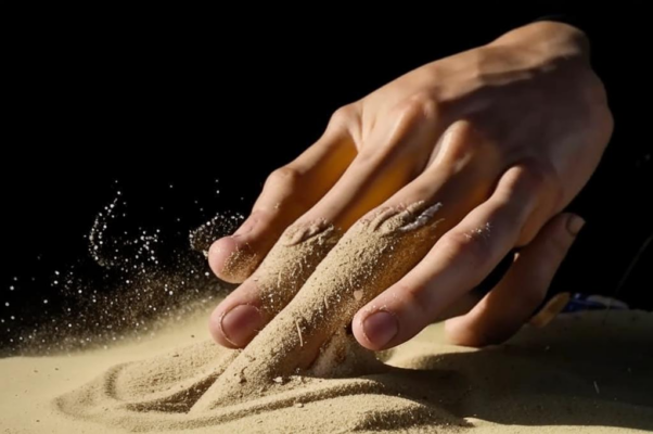 «Как песок между пальцев, уходит жизнь...»