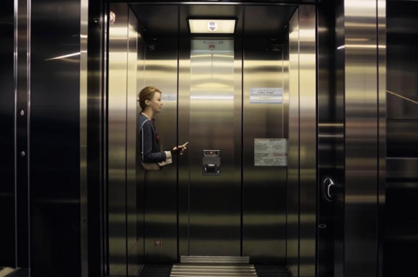 «Лифт, поднимаясь, гудит...»