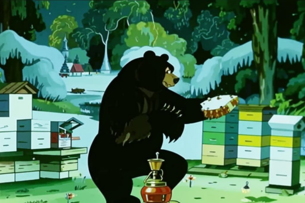 Медведь у пчел
